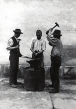 Z KART HISTORII 1887 Spółka Kowalska Na bazie Towarzystwa Kowali powstaje Spółka Kowalska zatrudniająca przed I wojną światową około 500 kowali wytwarzających ponad 1000 ton