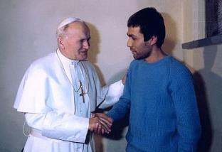 Jan Paweł II schylił się wtedy do małej dziewczynki (Sara Bartoli) i wziął ją na ręce.