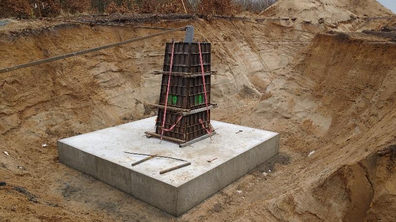 roboczych, mniejsza objętość betonu między 5-10m3/1 stopę, mniejsza objętość wykopu o ok.