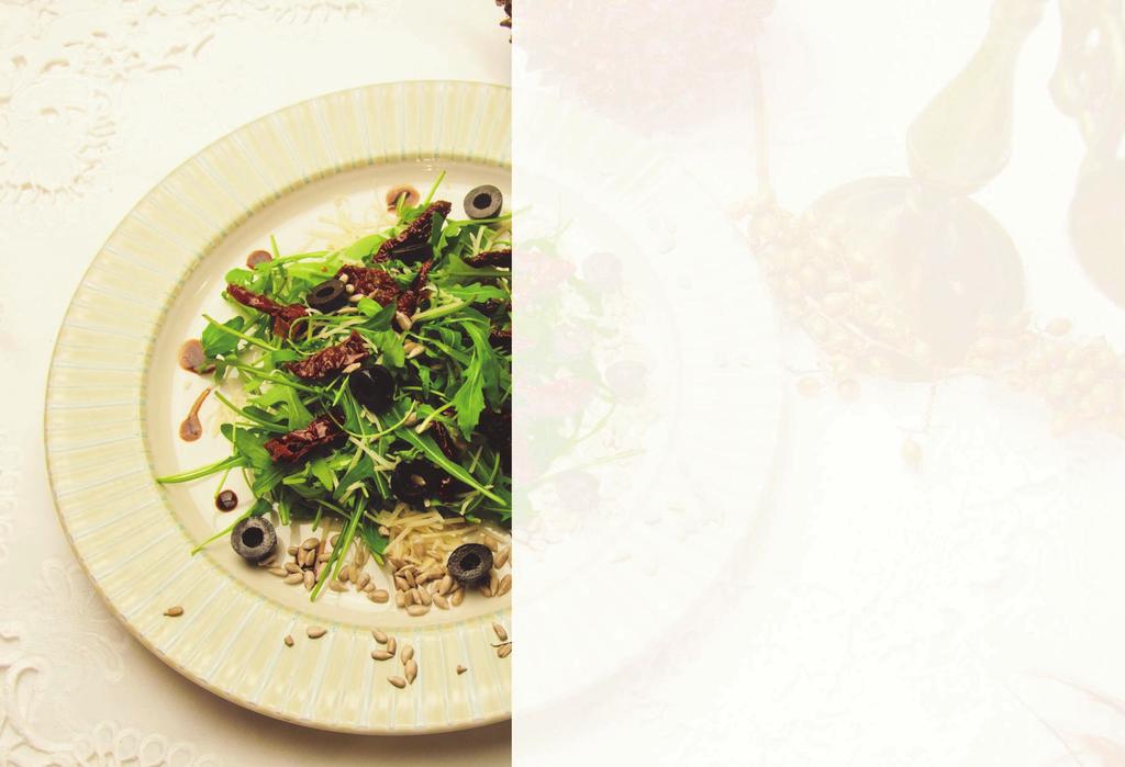 Dania Rybne Delikatny sandacz na aromatycznym śmietanowym sosie z borowikami w asyście gotowanych warzyw: kwiatów brokuł, kalafiora i marchwi Delicate pike perch on aromatic porcini cream sauce with