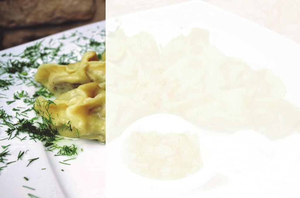 Pierogi Pierogi z farszem z kiszonej kapusty i grzybów leśnych Dumplings stuffed with cabbage and mushrooms 29,00 zł 300g Pierogi Odrowąża z farszem z ziemniaków i białego sera w okrasie z masełka i