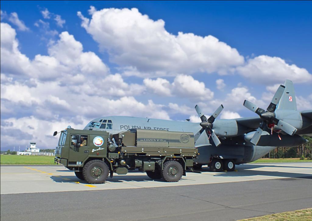 Zasilacz elektroenergetyczny Luzes V/D seria V na Jelczu podczas obsługi samolotu C-130 HERCULES. Fot. WCBKT S.A.