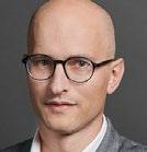 Współpracuje z Klientami, oferując im kompleksowe rozwiązania, wymagające często odejścia od utartych schematów i łączenia doświadczeń z różnych dziedzin prawa.