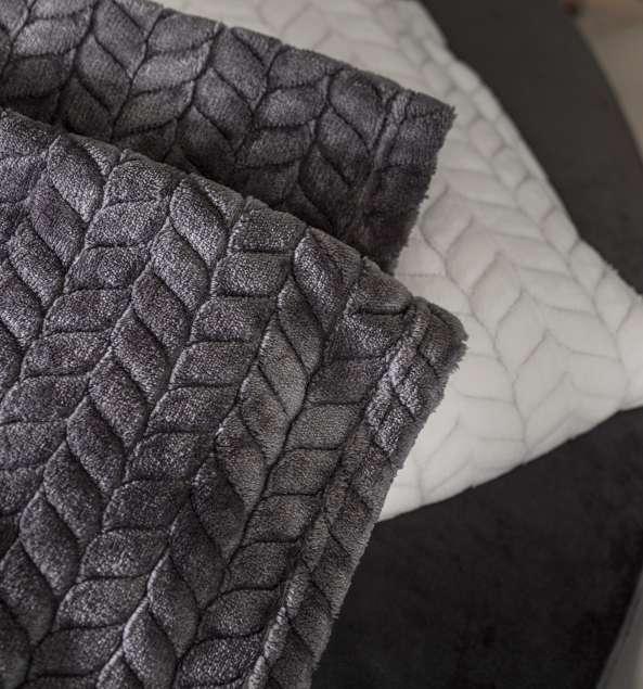 nr: 5015280 Rozmiar: 20 cl Koc Ziggy Wysokiej jakości koc Ziggy został wykonany ze 100% wełny merino. Koc ma wzór zygzakowy w kontrastujących kolorach oraz frędzle na krótszych stronach.