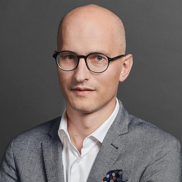 Jego doświadczenie obejmuje ocenę zgodności z prawem celów, zakresu i sposobów przetwarzania danych osobowych, jak również doradztwo przy transakcjach dotyczących praw własności intelektualnej,