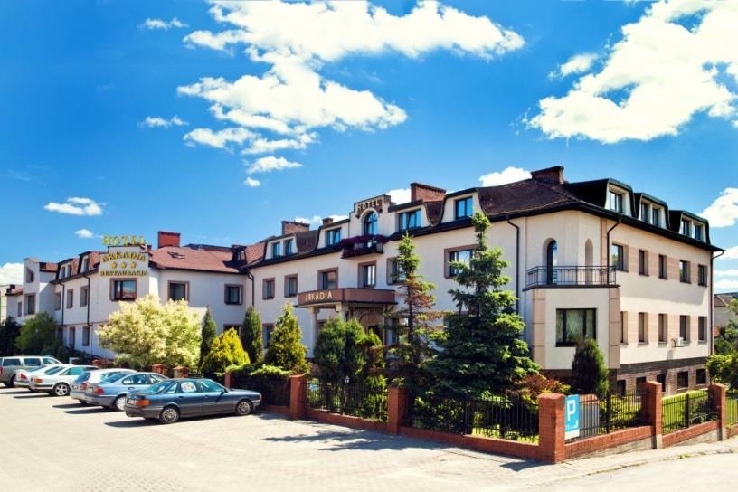 Witamy w hotelu Arkadia Jest nam niezmiernie miło przedstawić Państwu ofertę przyjęć weselnych w naszym obiekcie.