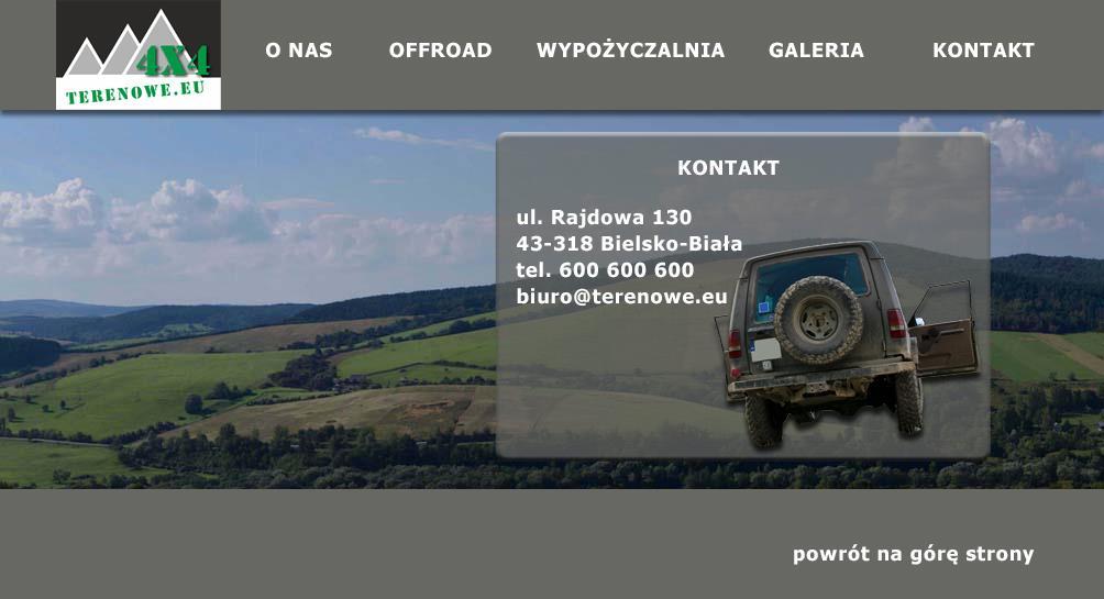 w dolnej części logo umieszczono prostokąt o wymiarach 150x30 pikseli, w kolorze CMYK (0, 0, 0, 0), na czarnym tle umieszczono trzy trójkąty o narastającej wielkości w kolorze CMYK (0, 0, 0, 40), do
