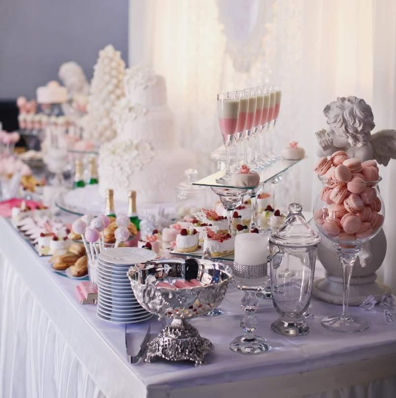 DODATKOWE ATRAKCJE ATRAKCJE CENA Fontanna czekoladowa, Candy bar Przejazd Mercedesem/Teslą do ślubu Profesjonalny pokaz barmański od 700 PLN Od 1200 PLN Od 1500 PLN Pokaz