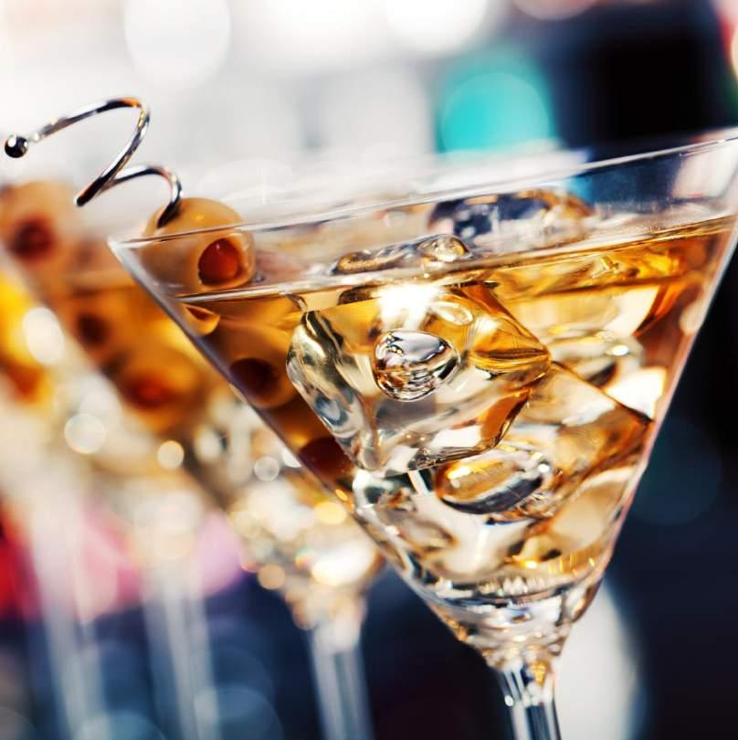 DODATKOWE OFERTY* OPEN BAR Cena za osobę 5H 130 PLN 10H 220 PLN Wino białe i czerwone Wódka Whiskey Piwo SOFT DRINKI (Pepsi, 7up, Mirinda, Tonic) CENA Butelka 1l 7 PLN Pakiet soft