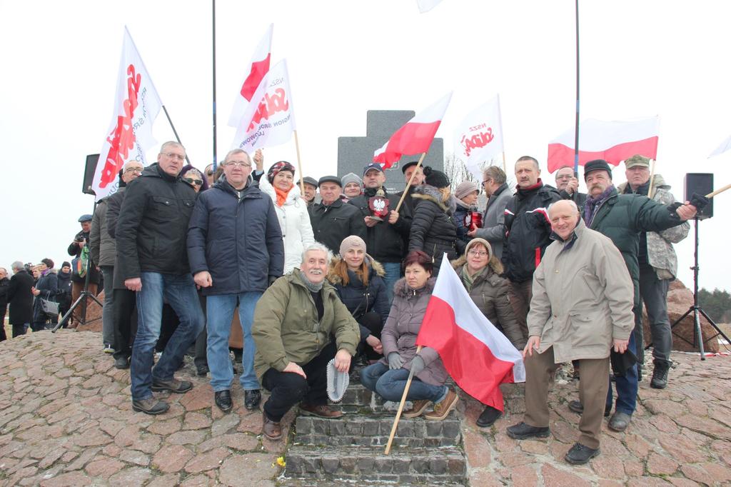 , członkowie NSZZ Solidarność z Lublina wspólnie wyruszyli wraz z przewodniczącym Regionu Środkowo- Wschodniego Marianem Królem, rodziny pomordowanych, represjonowani w stanie wojennym, samorządowcy,