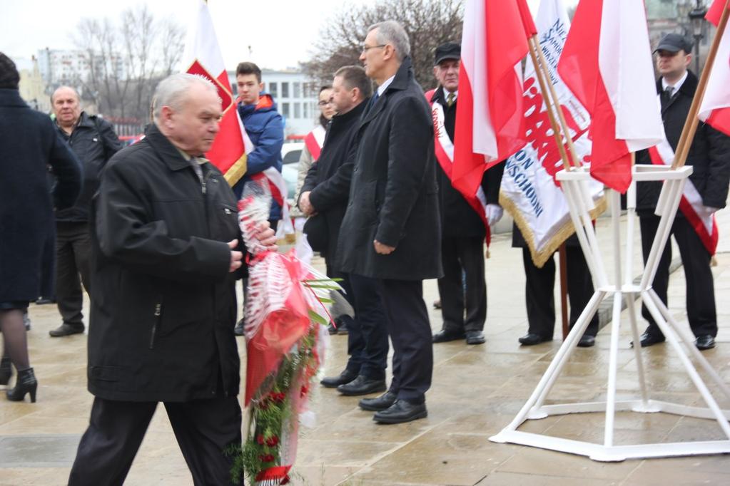 Licznie zgromadzone dzieci recytowały wiersze i przygotowały koncert pieśni patriotycznych.