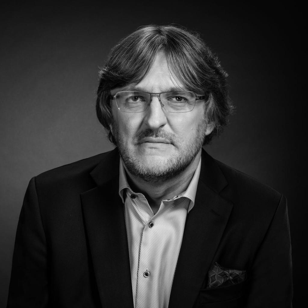 podyplomowych studiów z zakresu Zarządzania Cyberbezpieczeństwem Szkoły Głównej Handlowej w Warszawie. Specjalizuje się w doradztwie prawnym z zakresu ochrony danych osobowych i cyberbezpieczeństwa.