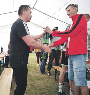 .. Licznie przybyli zaproszeni goście związani niegdyś z lokalną piłką nożną.