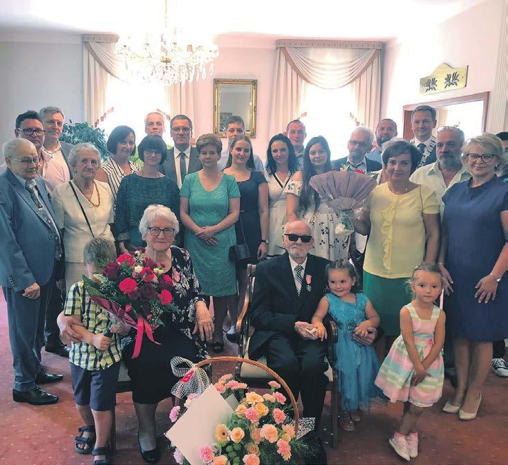 Słowa uznania pod adresem dostojnych Jubilatów, podziękowania za godne i długie pożycie małżeńskie, za piękny przykład dla młodego pokolenia oraz aktu dekoracji dokonał Wójt Gminy Białogard Pan Jacek