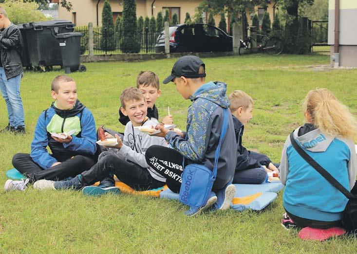 Pani Agnieszka Zasztowt z humorem dodała, iż dwumiesięczna przerwa w nauce i szkolnych obowiązkach zarówno dla uczniów, jak i nauczycieli minęła zbyt szybko, bo wszystko co dobre, szybko się kończy.