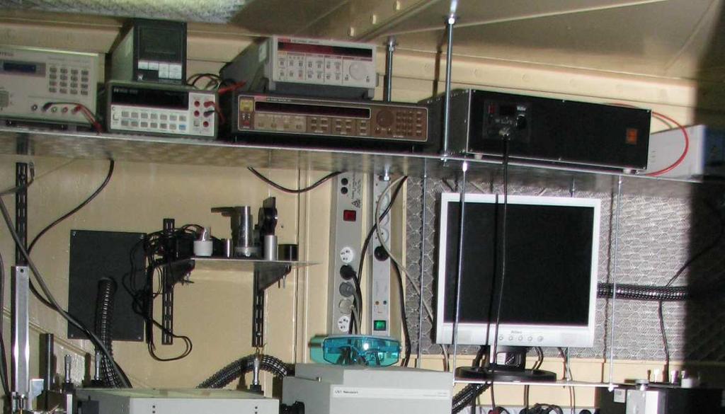 BADANIA TEMPERATUROWE FOTODEKTORÓW UV Z WĘGLIKA KRZEMU 23 referencyjny o częstotliwości i fazie, względem których odbywa się w nanowoltomierzu fazoczułym proces analizy sygnału z badanego detektora w