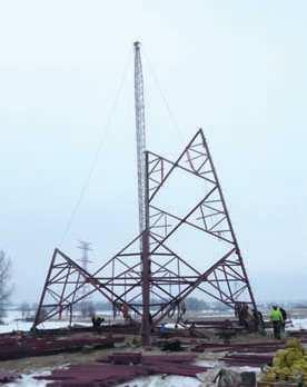 Konstrukcje wsporcze Montaż słupa kratowego, także rurowego wymaga specjalistycznej technologii uwzględniającej zastosowanie sprzętu zmechanizowanego w pobliżu czynnych przewodów (rys. 9).