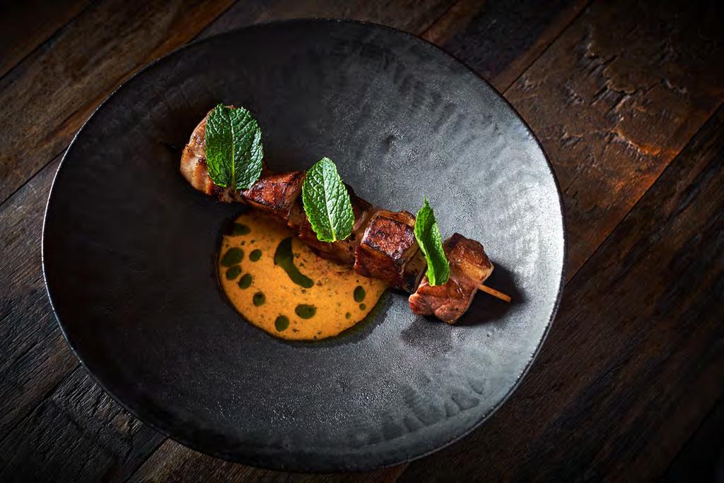Menu Dla grup powyżej 30 osób proponujemy menu, gdzie przystawki są wstawianie w środek stołu dla wszystkich, a pozostałe dania są serwowane i wybierane przez gości na miejscu, podczas kolacji.