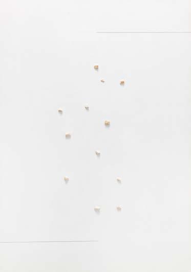17 KOJI KAMOJI (ur. 1935) "Biały obraz z kamyczkami", 2013-14 r.