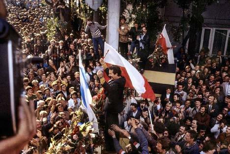 32 CHRIS NIETHENDAL (ur. 1950) Lech Wałęsa z bramy Stoczni im.
