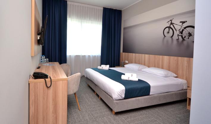 Pokój hotelowy i spędzić ją poza kabiną samochodu ciężarowego. Kierowcy mają możliwość skorzystania z takich atrakcji jak: siłowni zewnętrznej, sali gier wyposażonej m. in.