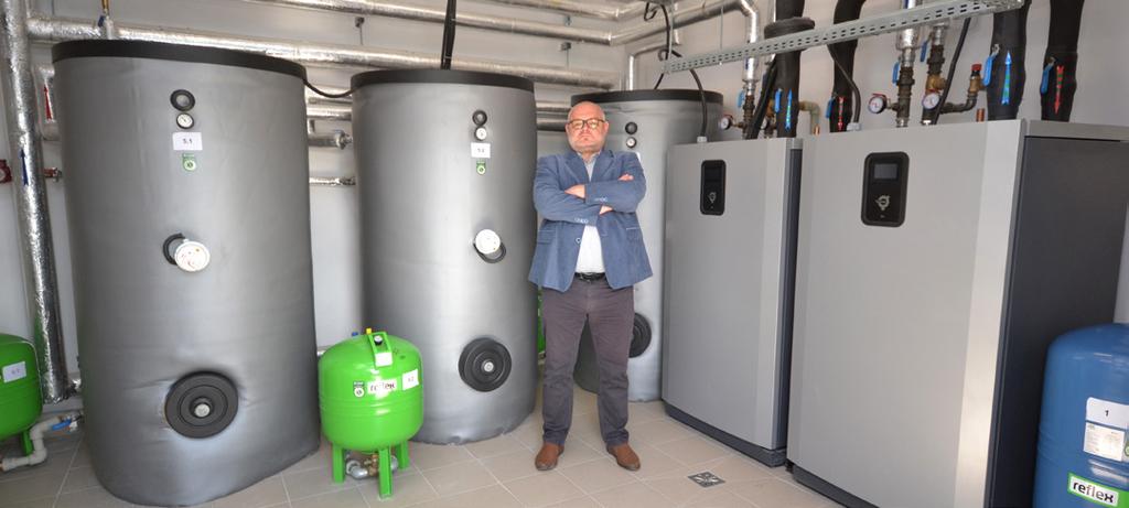 Pompy ciepła korzystają z energii odnawialnej z kolektorów pionowych umieszczonych w odwiertach. Ciepło jest rozprowadzane przy pomocy ogrzewania podłogowego jak również klimakonwektorów.