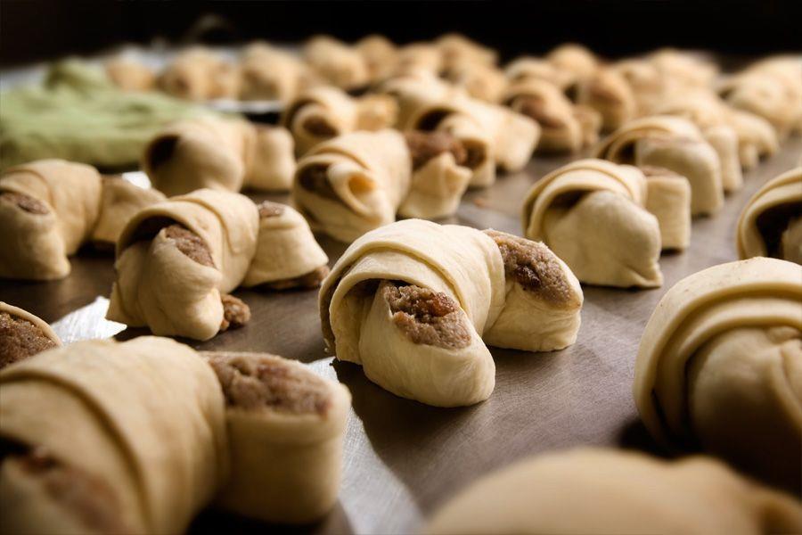 Przepis Ciasto półfrancuskie nadzienie wyrabiane z białego maku, z dodatkiem takich produktów, jak: cukier, okruchy ciasta biszkoptowego, masa jajowa, margaryna, orzechy, rodzynki, owoce w syropie