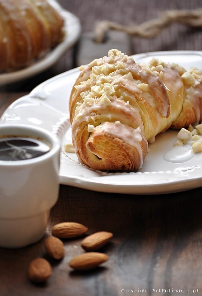 Składniki na ciasto drożdżowo - francuskie (12 dużych rogali): 1 szklanka letniego mleka 1 łyżka suchych drożdży (12 g) lub 24 g drożdży świeżych 1 jajko pół