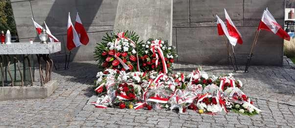 10 Tak jak w dniu 15.09 przy Urnie z Ziemią z miejsc, gdzie zginęli Sybiracy, tak i tutaj składaliśmy kwiaty i zapalaliśmy znicze!