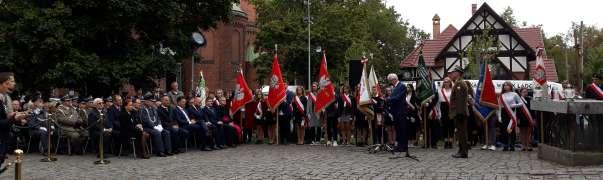 6 Prezes ZO we Wrocławiu wita Uczestników Uroczystości Przemawia D-ca Garnizonu p. płk D.