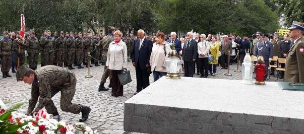 Nikt z Uczestników Apelu Pamięci /poprzednio Apelu Poległych/ po słowach: STAŃCIE DO APELU w zależności od tekstu czytanego, Kompania Honorowa odpowiadała: CHWAŁĄ BOHATEROM, POLEGLI NA POLU CHWAŁU
