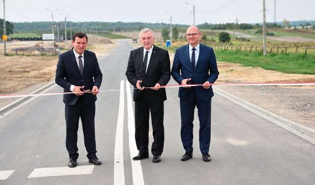 ) Następnie zostały podpisane umowy na: przebudowę drogi gminnej nr 331006T Ossolin-Węgrce Szlacheckie od km 0+000 do km 0+990.