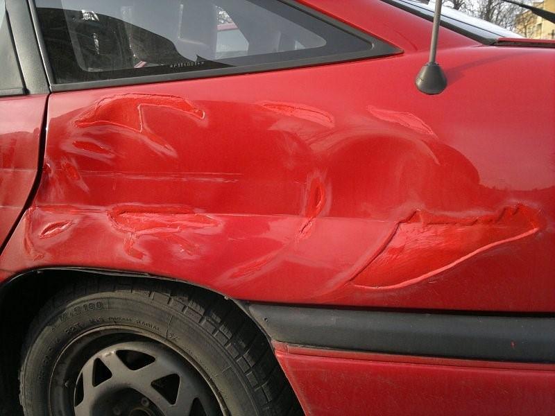 Dla poprawienia bezpieczeństwa biernego nadwozia pojazdów samochodowych wykonuje się z blach o niskiej plastyczności.