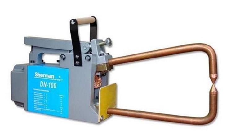 Zadanie 21. Które z wymienionych rodzajów blach można łączyć ze sobą poprzez lutowanie przy użyciu cyny LC 60? Zadanie 22. A. Miedzianą z aluminiową. B. Aluminiową z aluminiową. C.