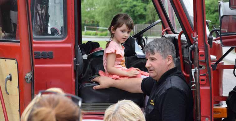 Dzieci wraz z opiekunami poznawały pracę strażaka.