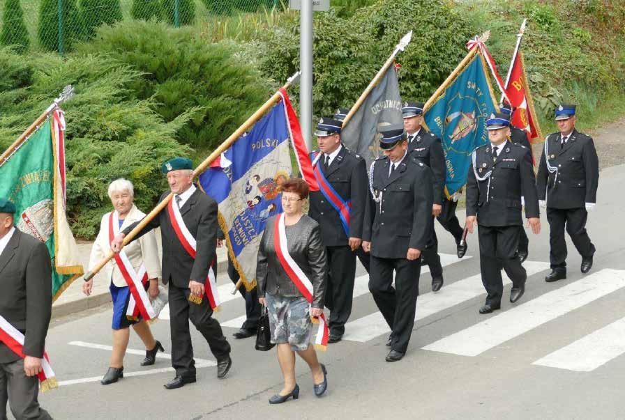 W uroczystości wzięli udział goście z województwa, powiatu, wiele osób, które związane są z Grabowcem, a także mieszkańcy. Młodzież z Zespołu Szkół im. H.