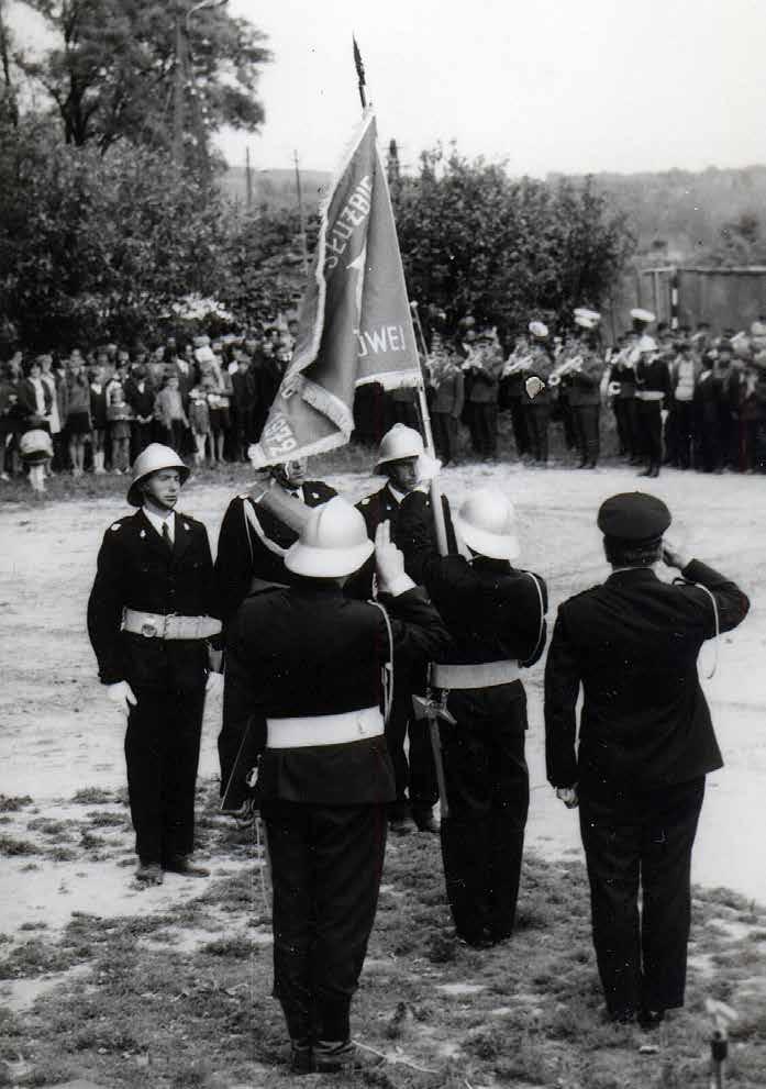 Grabowiecka straż otrzymała sztandar udekorowany następnie przez Tadeusza Dmyterkę (zastępca przewodniczącego Prezydium WRN w Lublinie)