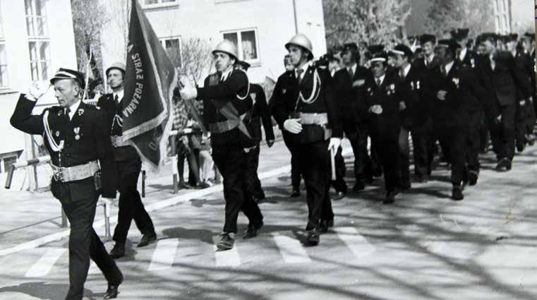 Rok 1975 (około). Defilada strażaków w pochodzie z okazji 1 maja w Grabowcu.