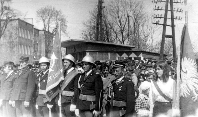 Dowodzi - Mieczysław Zawalski - komendant OSP w Grabowcu. Maszerują strażacy ochotnicy z jednostek na terenie gminy Grabowiec. Maszerują ulicą Wojsławską w sąsiedztwie budynku szkoły. Fot.