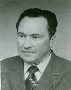 W 1969 roku ukończył Technikum Administracyjne w Lublinie. W lutym 1943 roku wraz z rodzicami zostaje wysiedlony. Latem 1943 roku wstępuje do AK.