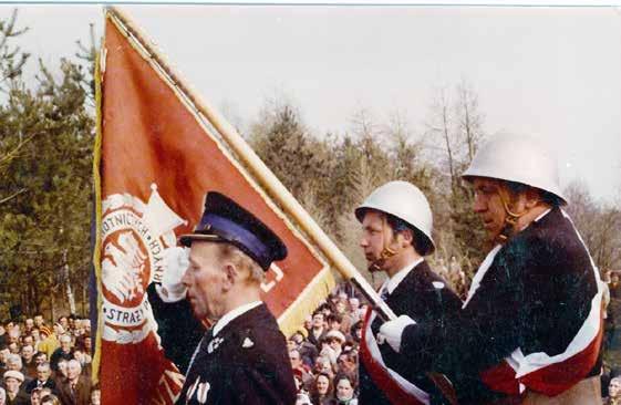 20.04.1981 r. Strażacy OSP z jednostek na terenie gminy, mieszkańcy Grabowca i okolic zebrani na uroczystości poświęcenia trzech krzyży na Górze Zamkowej.