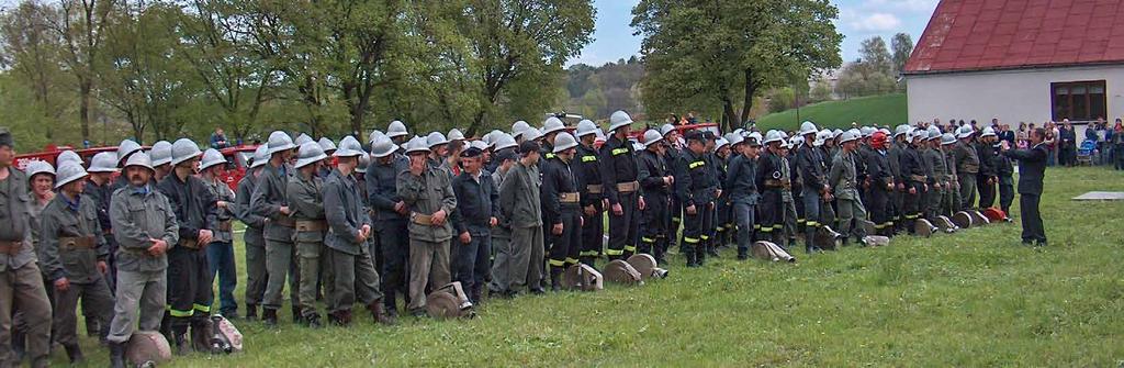 8.o5.2005 r. Zawody drużyn pożarniczych ochotniczych straży pożarnych z gmin: Miączyn i Grabowiec w Świdnikach 8.05.2005 r. Świdniki. Otwarcie zawodów.