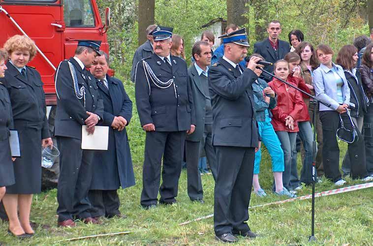 Za nim dwie panie ze składu sędziowskiego, Henryk Krawczuk - wójt gminy Miączyn, Ryszard Stanibuła, Krzysztof Kostrubiec, Edward Stojko. 8.05.2005 r. Świdniki. Otwarcie zawodów.