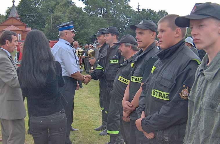 10.06.2007 r. Ogłoszenie wyników zawodów. Klasyfikacja w Grupie "A": I miejsce - OSP Grabowiec-Góra, puchar odbiera Mirosław Gąska.