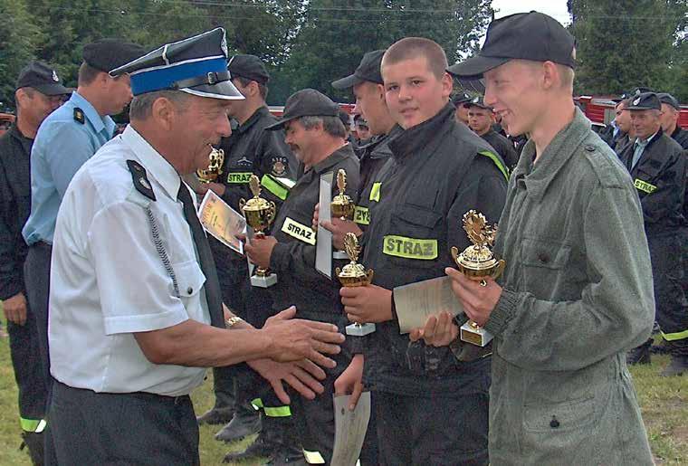 .. Morelewska - urzędnik z UG w Miączynie. 10.06.2007 r. Bogusław Greniuk składa gratulacje zawodnikom.