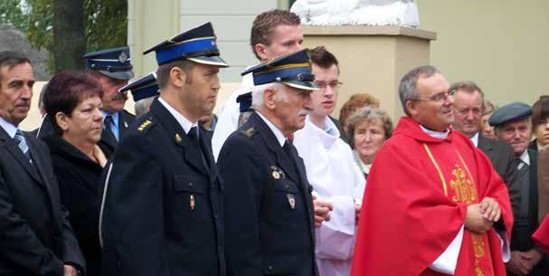 Zaproszony na uroczystość ks.... Na pierwszym planie kpt. poż... Jacek Sobczyński, płk poż.