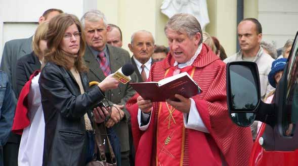 Na drugim planie, od lewej Zdzisław Koszel - wójt Gminy Grabowie, Jadwiga Pijajko -