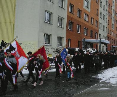 Przy by o wie le osób w stro jach gór ni czych co nada o do - dat ko wo tej uro czy sto ci jesz cze g b sze go zna cze nia.