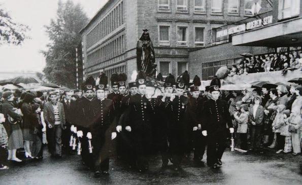 Ca o uko czo no w ma ju 1955 r. Roz po cz to te g bie nie dwóch pierw szych szy bów (w su mie by o ich 6). Jesz cze w po o wie lat 50. po wsta m.in. Dom Gór ni ka. Do k ad nie 1 ma ja 1960 r.