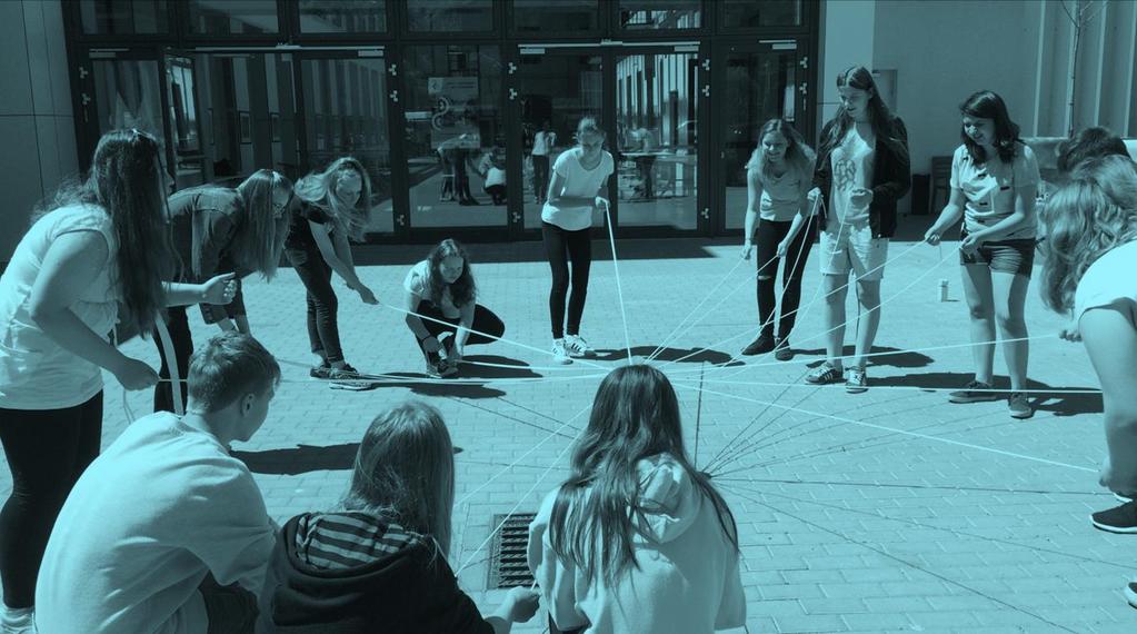 Lepsza edukacja obywatelska w szkole/ Samorząd uczniowski 15 lat pracy Fundacji Civis Polonus Współczesna szkoła może być przestrzeni ą sprzyjając rozwojowi postaw obywatelskich.